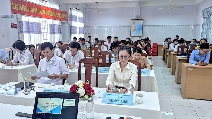 Tuyên truyền bảo hiểm xã hội tự nguyện linh hoạt, cởi mở tại các cơ sở y tế. (Ảnh: NGUYỄN ĐẠT)
