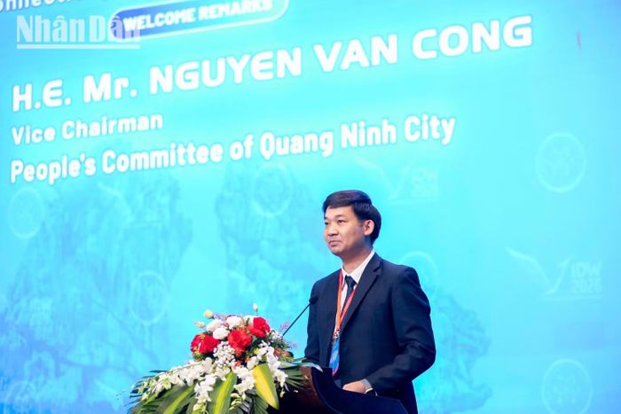 Phó Chủ tịch Ủy ban nhân dân thành phố Quảng Ninh Nguyễn Văn Công phát biểu tại sự kiện. (Ảnh: MINH DUY)
