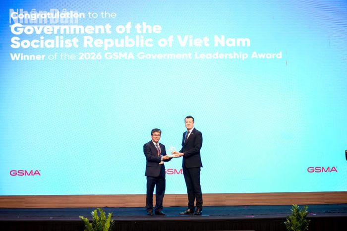 Thứ trưởng Khoa học và Công nghệ Trần Trung Tính, đại diện Chính phủ Việt Nam nhận Giải thưởng Lãnh đạo Chính phủ năm 2026 từ ông Julian Gorman, Giám đốc khu vực châu Á-Thái Bình Dương của Hiệp hội Hệ thống Di động toàn cầu (GSMA). (Ảnh: MINH DUY)
