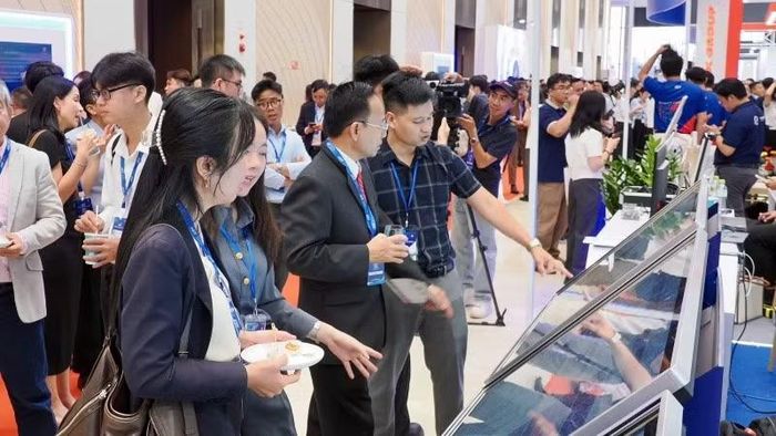 Đại biểu tham quan các sản phẩm, giải pháp công nghệ tại khu triển lãm Diễn đàn Kinh tế Mùa thu năm 2026. (Ảnh: CTV)