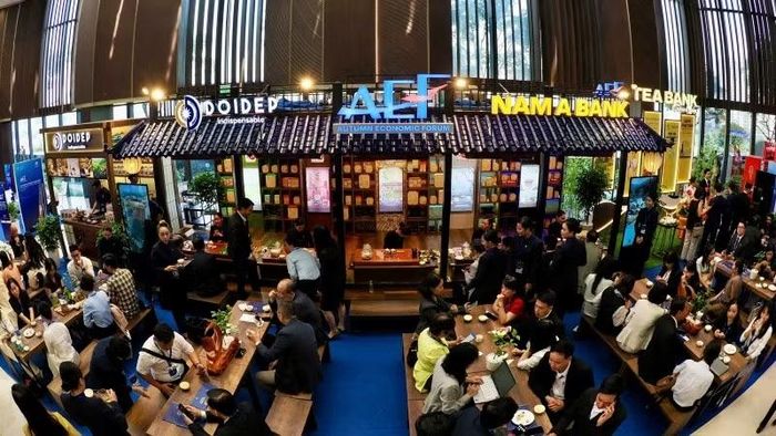 Đại biểu giao lưu, kết nối tại không gian thưởng trà trong khu triển lãm Diễn đàn Kinh tế Mùa thu năm 2026. (Ảnh: CTV)
