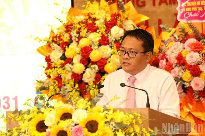 Nhà báo Hồ Sỹ Lực, Trưởng Văn phòng đại diện Báo Tiền Phong tại Lào Cai tham luận tại Đại hội. (Ảnh: THANH SƠN)