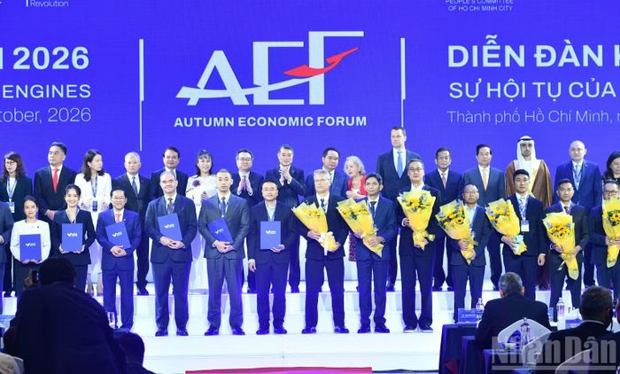 Thủ tướng Chính phủ Lê Minh Hưng chúc mừng các tập đoàn, đối tác tham dự Diễn đàn Kinh tế mùa Thu năm 2026. (Ảnh: THANH GIANG)