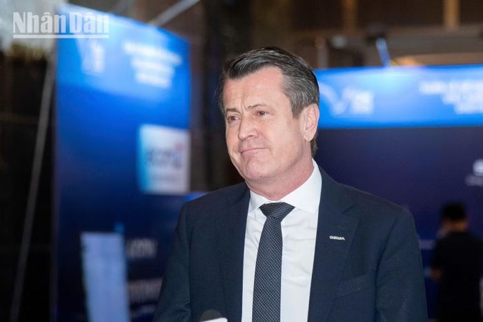 Ông Julian Gorman, Giám đốc khu vực châu Á-Thái Bình Dương của GSMA chia sẻ với phóng viên Báo Nhân Dân bên lề sự kiện. (Ảnh: MINH DUY)