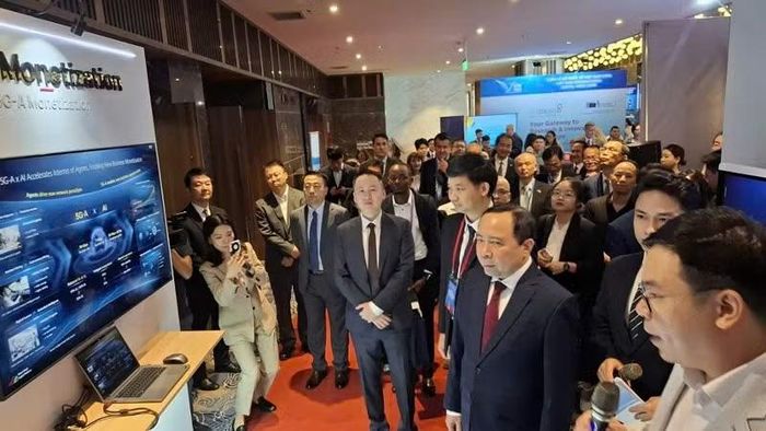 Các đại biểu tham quan triển lãm các sản phẩm, giải pháp công nghệ chiến lược tiêu biểu. (Ảnh: QUANG THỌ)
