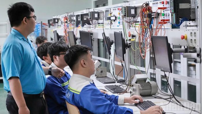 Đào tạo bộ môn vi mạch bán dẫn cho sinh viên tại Đồng Nai. (Ảnh: TV)