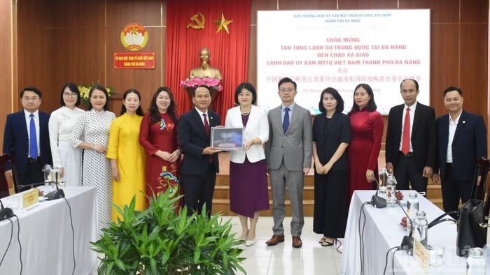 Đồng chí Nguyễn Đình Vĩnh, Phó Bí thư Thành ủy, Chủ tịch Ủy ban Mặt trận Tổ quốc Việt Nam thành phố Đà Nẵng trao tặng tân Tổng lãnh sự Trung Quốc tại Đà Nẵng bức ảnh về lễ hội pháo hoa quốc tế Đà Nẵng. (Ảnh: ANH ĐÀO)