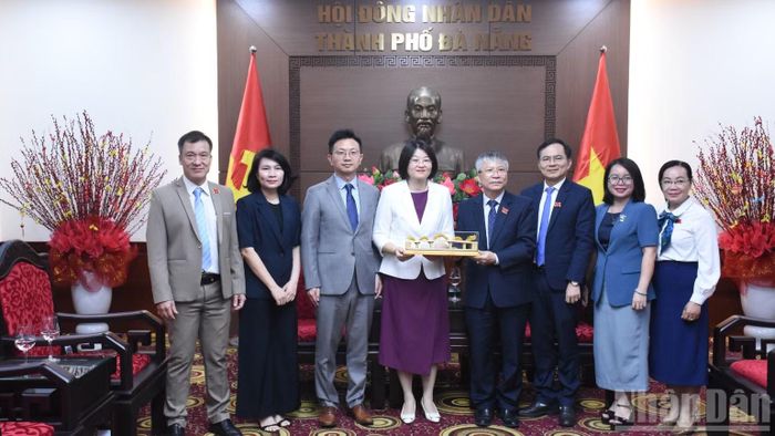 Đồng chí Nguyễn Đức Dũng, Phó Bí thư Thành ủy, Chủ tịch Hội đồng nhân dân thành phố Đà Nẵng, trao tặng tân Tổng Lãnh sự Trung Quốc tại Đà Nẵng Lý Vy Vy mô hình cầu Rồng Đà Nẵng. (Ảnh: ANH ĐÀO)