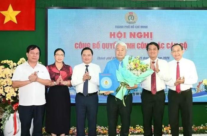 Chủ tịch Tổng Liên đoàn Lao động Việt Nam Nguyễn Anh Tuấn chúc mừng đồng chí Võ Khắc Thái. (Ảnh: VIỆT DŨNG)