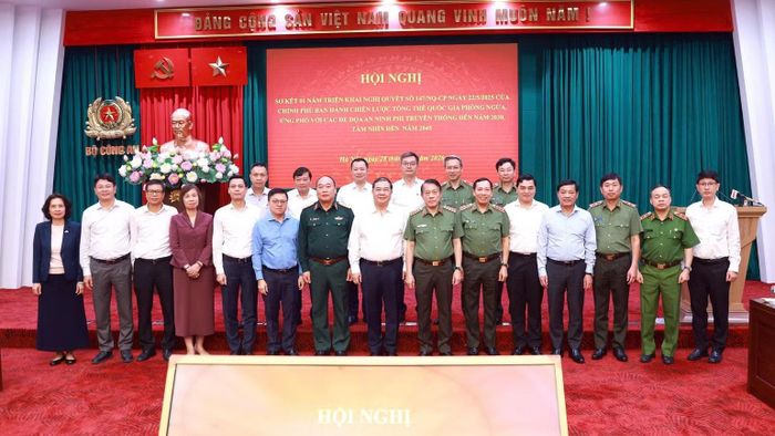 Đại biểu dự hội nghị chụp ảnh lưu niệm. (Ảnh: KHỔNG HÀ)