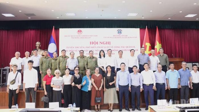 Các đại biểu chụp ảnh lưu niệm tại Hội nghị. (Ảnh: DUY TOÀN)
