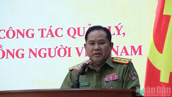 Đại tá Somsanit Chanthavong hướng dẫn về các quy định pháp luật. (Ảnh: DUY TOÀN)