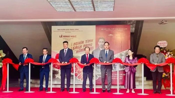 Các đại biểu cắt băng khai mạc Trưng bày chuyên đề. (Ảnh: TRANG ANH)