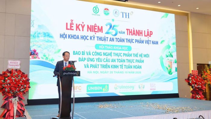 Ông Lê Văn Giang, Chủ tịch Hội Khoa học Kỹ thuật an toàn thực phẩm Việt Nam phát biểu tại Lễ kỷ niệm. (Ảnh: TRỌNG NGUYỄN)