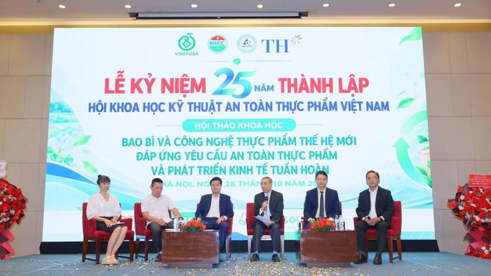 Các đại biểu, chuyên gia tham gia tọa đàm. Ảnh: (TRỌNG NGUYỄN)