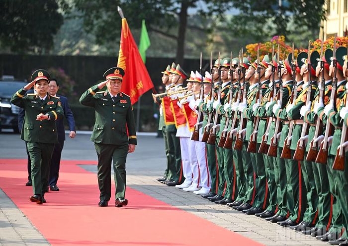 Đại tướng Nguyễn Trọng Nghĩa cùng lãnh đạo Học viện Kỹ thuật Quân sự. (Ảnh: THẾ ĐẠI)