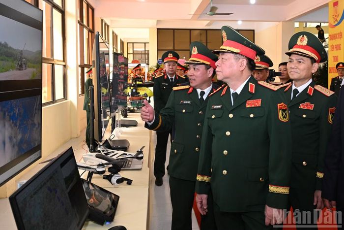 Đại tướng Nguyễn Trọng Nghĩa và các đại biểu tham quan các sản phẩm khoa học-công nghệ tiêu biểu của Học viện.(Ảnh: THẾ ĐẠI)