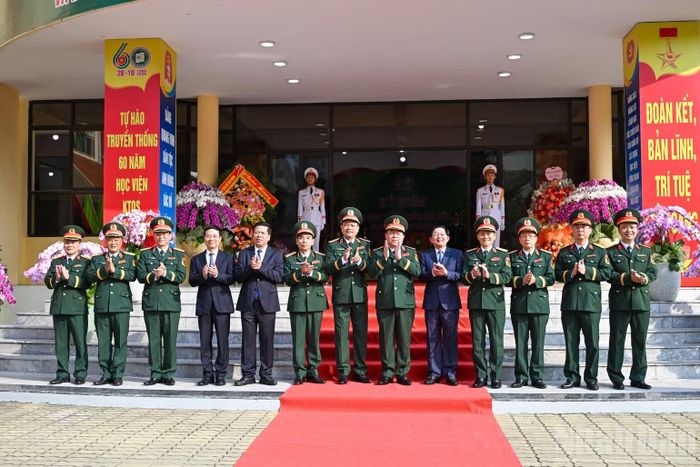 Đại tướng Nguyễn Trọng Nghĩa cùng các đại biểu tại buổi lễ.(Ảnh: THẾ ĐẠI)