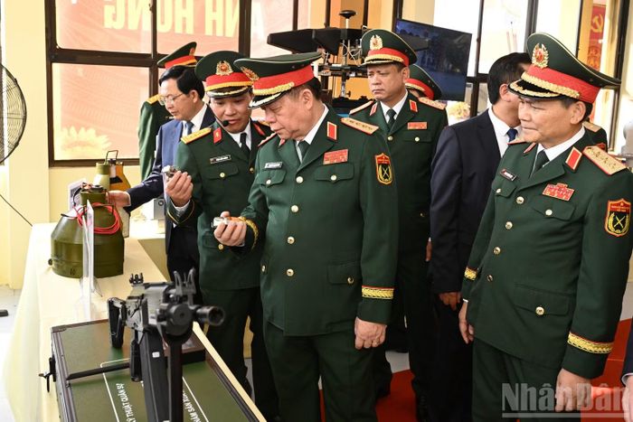 Đại tướng Nguyễn Trọng Nghĩa và các đại biểu tham quan các sản phẩm khoa học-công nghệ tiêu biểu của Học viện.(Ảnh: THẾ ĐẠI)