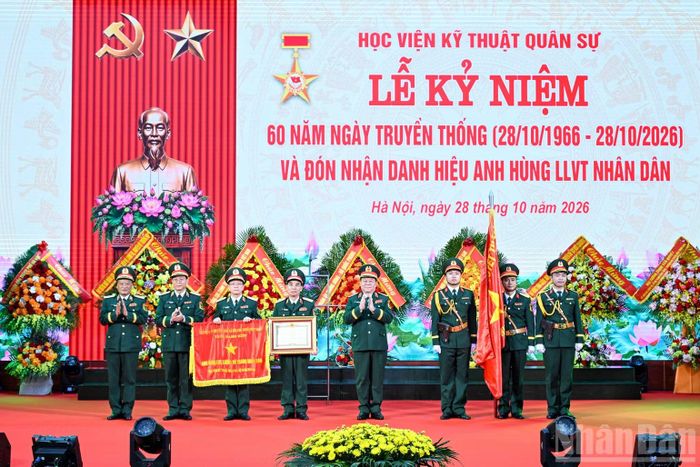 Thừa ủy quyền của Chủ tịch nước, Đại tướng Nguyễn Trọng Nghĩa trao danh hiệu Anh hùng Lực lượng vũ trang nhân dân tặng Học viện Kỹ thuật Quân sự. (Ảnh: THẾ ĐẠI)