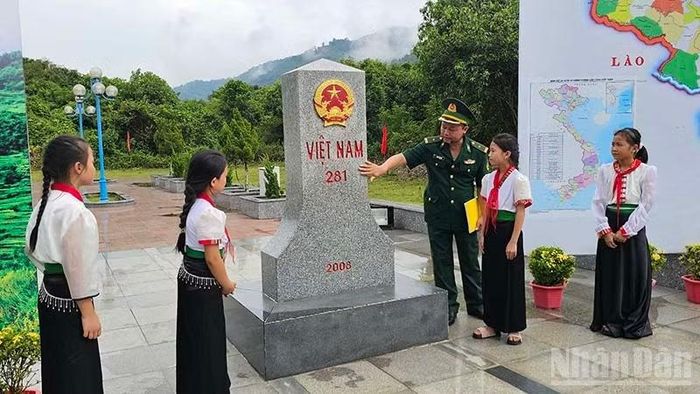 Học sinh xã Mường Lát dự "Tiết học biên cương" tại Cột mốc 281 ở Cửa khẩu Tén Tằn. (Ảnh: MAI LUẬN)