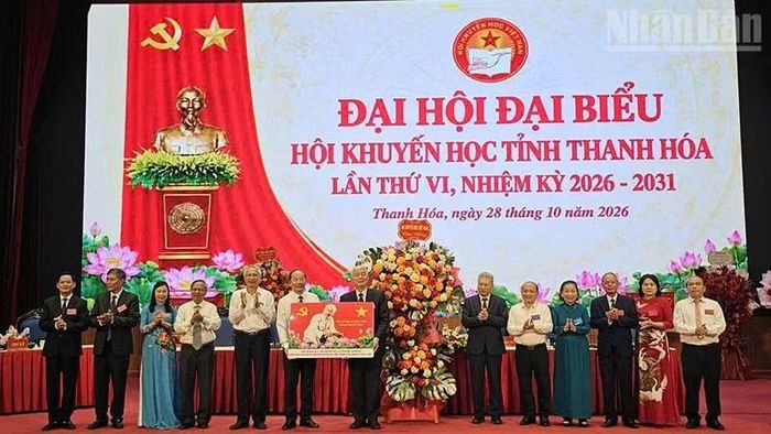 Trung ương Hội Khuyến học Việt Nam tặng hoa, ảnh Bác Hồ chúc mừng đại hội. (Ảnh: MAI LUẬN).