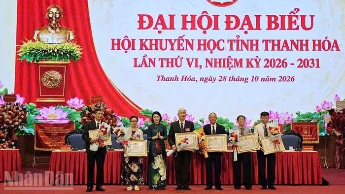 Tỉnh Thanh Hóa trao tặng Bằng khen cho tập thể và các cá nhân có thành tích xuất sắc trong hoạt động khuyến học, khuyến tài, xây dựng xã hội học tập. (Ảnh: MAI LUẬN)
