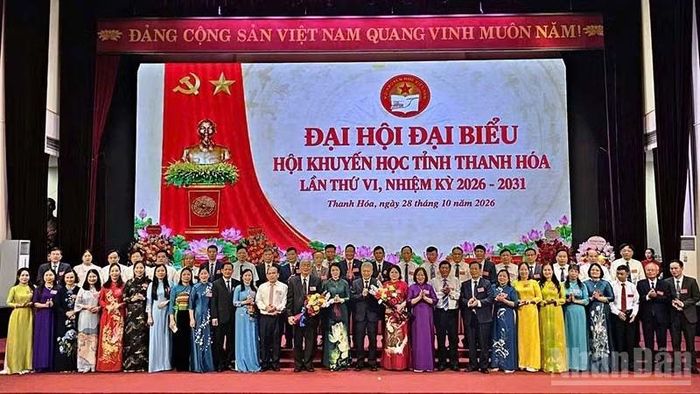 Lãnh đạo Trung ương Hội Khuyến học Việt Nam và tỉnh Thanh Hóa tặng hoa, chúc mừng Ban Chấp hành Hội Khuyến học tỉnh Thanh Hóa, nhiệm kỳ 2026-2031. (Ảnh: MAI LUẬN)