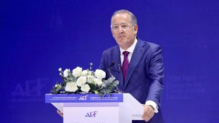 Ông Denis Depoux, Giám đốc Điều hành Toàn cầu, Roland Berger phát biểu tham luận (Ảnh: HÙNG TRIỀU)