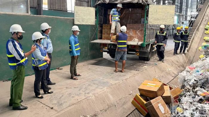 Lực lượng chức năng tỉnh Tây Ninh giám sát tiêu hủy hàng không rõ nguồn gốc, hàng giả mạo nhãn hiệu và xâm phạm quyền sở hữu trí tuệ trong 9 tháng 2026. (Ảnh: THANH PHONG)