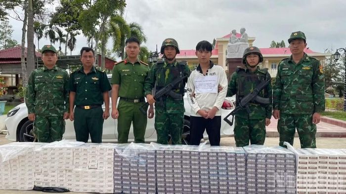 Bộ đội Biên phòng tỉnh chủ trì phát hiện, bắt giữ đối tượng vận chuyển thuốc lá ngoại nhập lậu. (Ảnh: THANH PHONG)