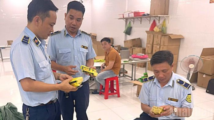 Lực lượng Quản lý thị trường Tây Ninh bắt quả tang cơ sở sản xuất dầu gió giả nhãn hiệu, (Ảnh: THANH PHONG)