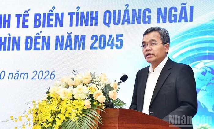 Đồng chí Hồ Văn Niên, Ủy viên Trung ương Đảng, Bí thư Tỉnh ủy Quảng Ngãi phát biểu chào mừng hội thảo. (Ảnh: HIỂN CỪ)