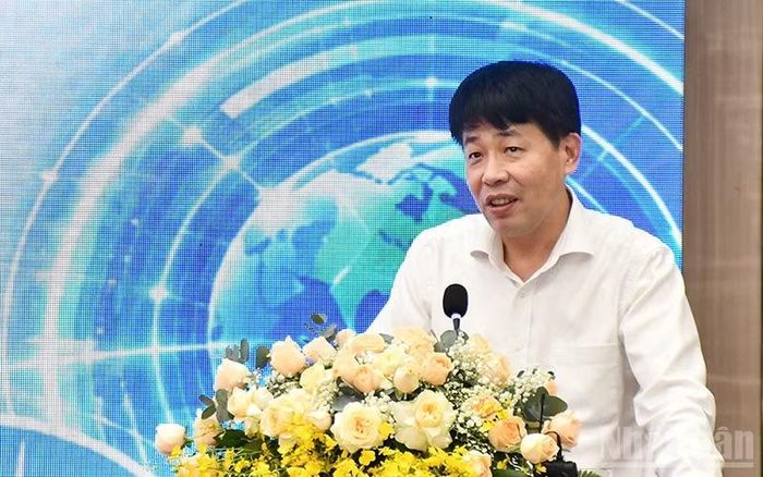 Tiến sĩ Mai Văn Phấn, Phó Cục trưởng Cục Quản lý đất đai (Bộ Nông nghiệp và Môi trường) trình bày tham luận tại hội thảo. (Ảnh: HIỂN CỪ)