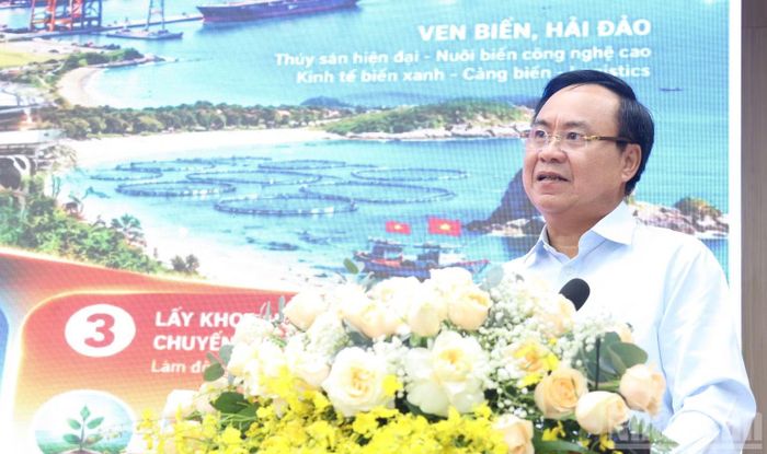 Thứ trưởng Nông nghiệp và Môi trường Võ Văn Hưng phát biểu tại hội thảo. (Ảnh: HIỂN CỪ)