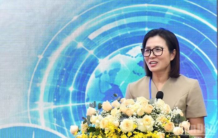 Phó Cục trưởng Cục Kinh tế hợp tác và Phát triển nông thôn Nguyễn Thị Hoàng Yến trình bày tham luận tại hội thảo. (Ảnh: HIỂN CỪ)