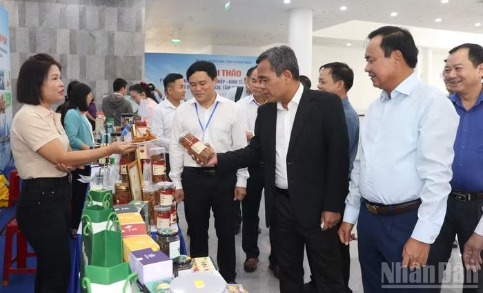 Bí thư Tỉnh ủy Quảng Ngãi Hồ Văn Niên và Thứ trưởng Nông nghiệp và Môi trường Võ Văn Hưng tham quan các gian hàng trưng bày sản phẩm OCOP, sản phẩm nông nghiệp đặc trưng của Quảng Ngãi. (Ảnh: HIỂN CỪ)
