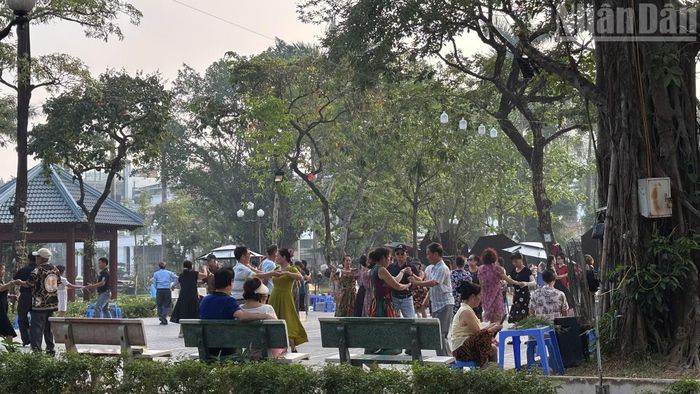 Công viên Võ Thị Sáu, trước đây là Công viên Tuổi trẻ Thủ đô, nằm trên địa bàn phường Bạch Mai, Hà Nội. Với quy mô nghiên cứu khoảng 26,75ha, đây là một trong những không gian xanh﻿, mặt nước có vai trò phục vụ nhu cầu vui chơi, nghỉ ngơi, rèn luyện thể chất của người dân khu vực phía nam nội đô. 