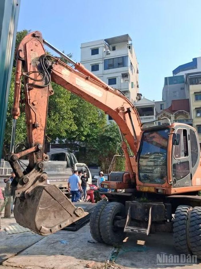 Phường Hoàng Liệt huy động tối đa phương tiện, lực lượng, nhân công ra quân phục vụ xóa vi phạm trật tự xây dựng.