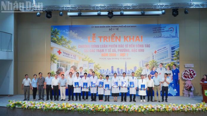 Các bác sĩ luân phiên đợt 1 về Trạm y tế.