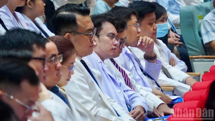 Các bác sĩ luân phiên đợt 1 về trạm y tế.