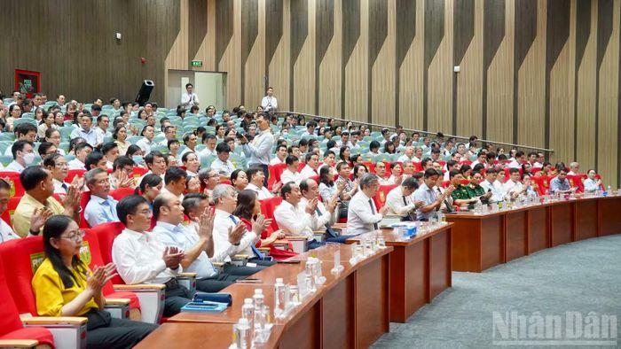 Đại biểu dự chương trình.