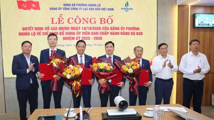 Lãnh đạo phường Nghĩa Lộ trao quyết định và lãnh đạo BSR tặng hoa các đồng chí được bổ sung Ủy viên Ban chấp hành Đảng bộ BSR nhiệm kỳ 2025-2030. (Ảnh: BSR)