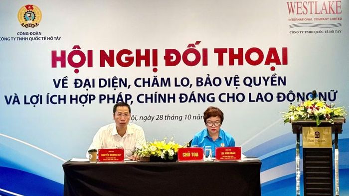 Phó Tổng Giám đốc Nguyễn Quang Huy và Chủ tịch Công đoàn Công ty Lại Kim Ngân chủ trì đối thoại. (Ảnh: NGỌC ÁNH)