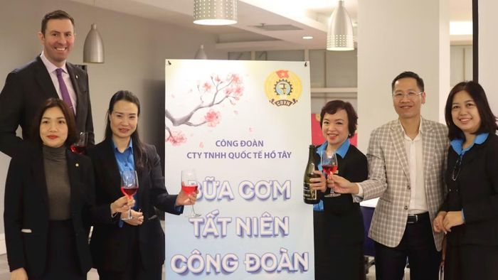 Công đoàn phường Ba Đình phối hợp Công đoàn cơ sở Công ty trách nhiệm hữu hạn quốc tế Hồ Tây tổ chức bữa cơm tất niên công đoàn. (Ảnh: Công đoàn cơ sở cung cấp)
