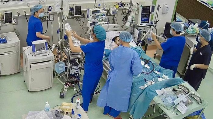 Ê-kíp Bệnh viện Nhi đồng 1 can thiệp cấp cứu bệnh nhi. (Ảnh: Bệnh viện cung cấp)