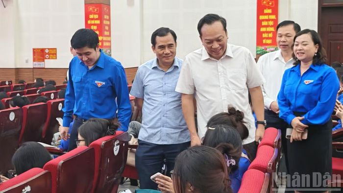 Đại diện Ban tổ chức thăm, động viên các thí sinh tranh tài hưởng ứng tại buổi lễ. (Ảnh: LINH PHAN)