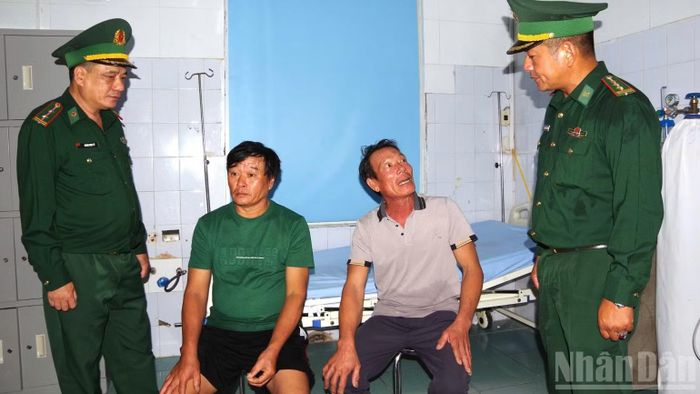 Các cán bộ, chiến sĩ Biên phòng Hải Phòng động viên, thăm hỏi các thuyền viên bị nạn. (Ảnh: NGUYỄN KHÁNH)