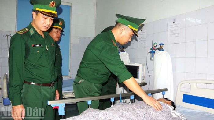 Thuyền viên Lê Văn Nam đang được chăm sóc y tế đặc biệt tại Trung tâm Y tế Đồ Sơn. (Ảnh: NGUYỄN KHÁNH)
