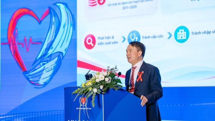 Giáo sư, Tiến sĩ, bác sĩ Phạm Mạnh Hùng, Chủ tịch Hội Tim mạch Việt Nam. (Ảnh: Bùi Thư)